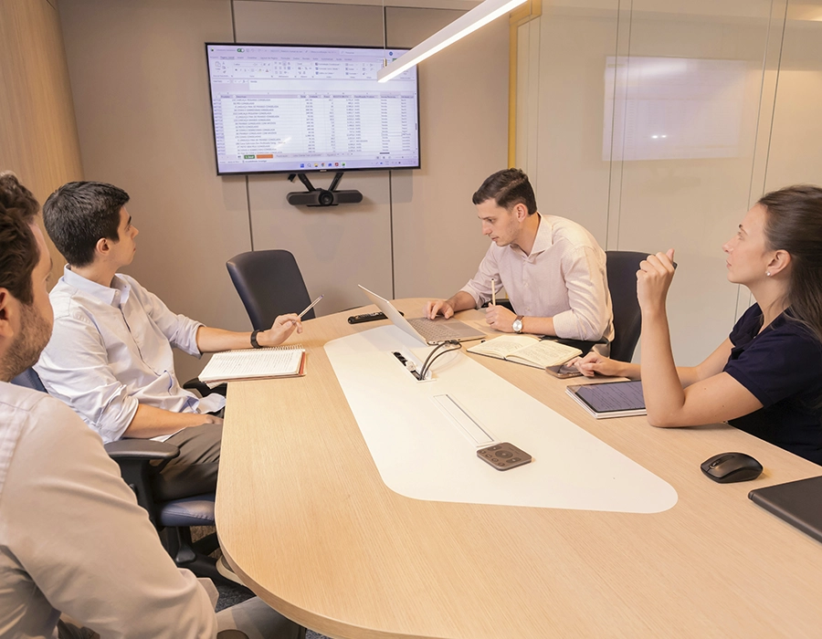 Reunión jurídica para acuerdo empresarial