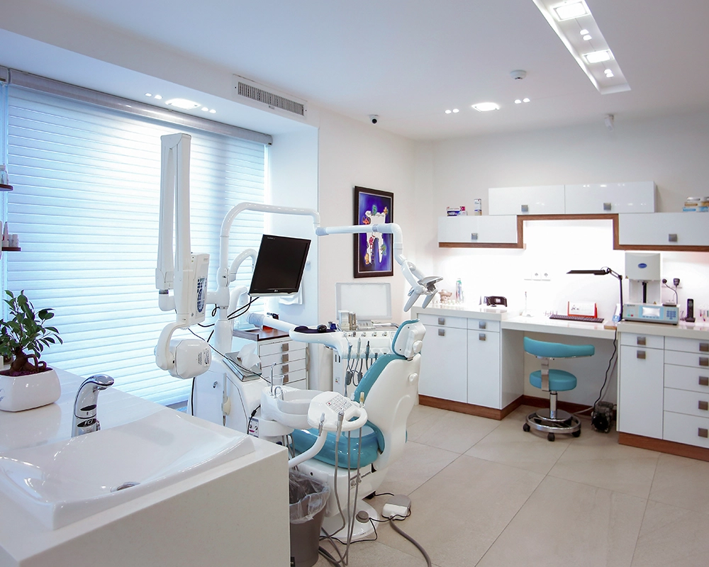 Clínica dental moderna y cómoda